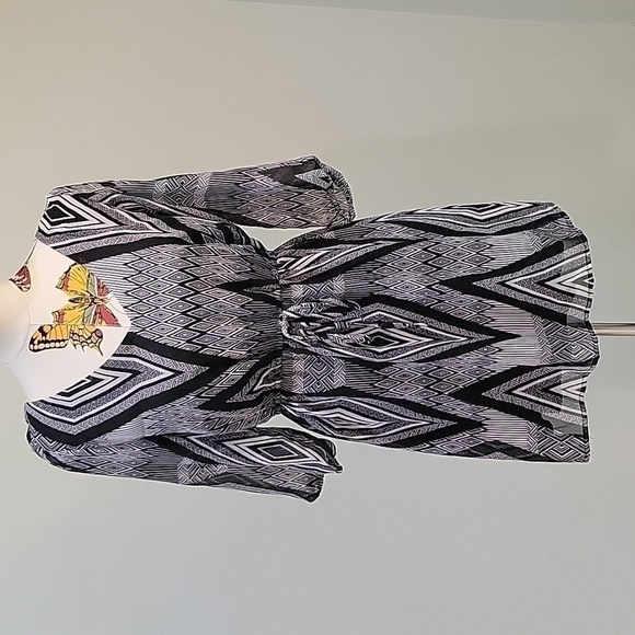 BEBOP black and white tunic.  Geometric pattern.  Size Large. - Picture 1 of 8